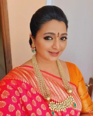 Gayatri Jayaraman Instagram - At Thangamagal shoot today. Sweltering heat, I am melting away....dreading the chennai summer already!