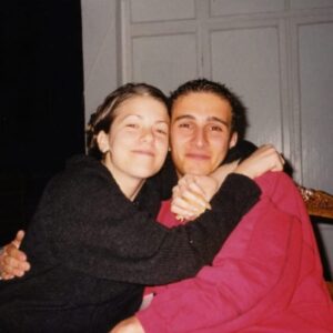 Gaye Gürsel Instagram - 20 yıl öncesi ve şimdi 🤩🤩 Hayat enterasan gerçekten. Vay be Jeff :)
(20 yıl önce bir Allahın kulu kaşlarını alma dememiş mi yahu🙈)