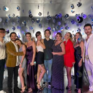 Gaye Gürsel Instagram - Yeni sezona hazırız🥳❤️
Muhteşem elbisem için @byhassanozay 'a ve @serenmoda 'ya çok teşekkür ederim 🤗
#arkasokaklar #arkasokaklarailesi #arkasokaklardizi #kanald #elbise #mor