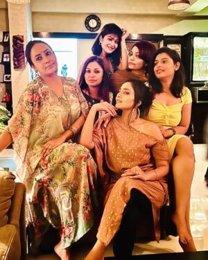 Geetashree Roy Instagram - The SQUAD!! Here’s to another Night that turned into Morning… Thank you Ladies for making my day so Special ❤️❤️❤️

Thank you @neelzpics & @patra7612 for the amazing clicks!!