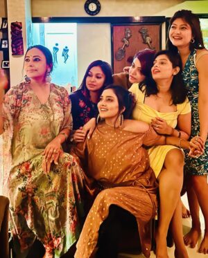 Geetashree Roy Instagram - The SQUAD!! Here’s to another Night that turned into Morning… Thank you Ladies for making my day so Special ❤️❤️❤️

Thank you @neelzpics & @patra7612 for the amazing clicks!!