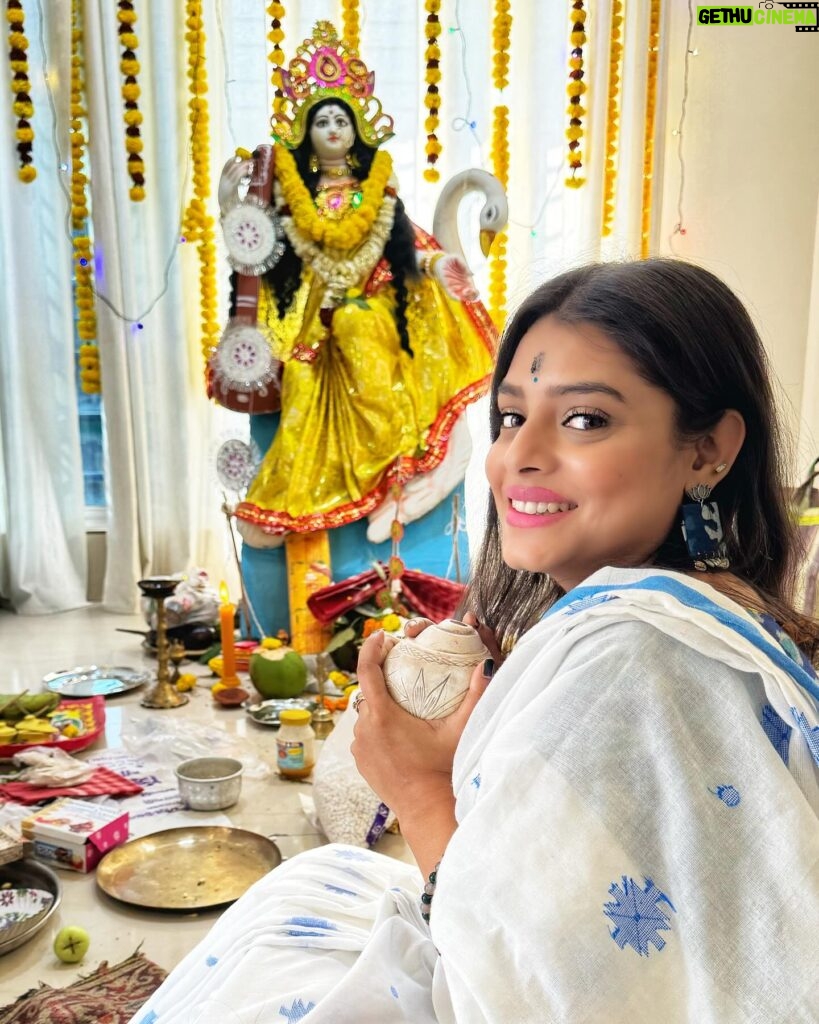 Geetashree Roy Instagram - সরস্বতী পুজোর শুভেচ্ছা ॥ বাঙালীদের প্রেমদিবস ॥ না না আজ প্রকৃত অর্থে প্রেমদিবস॥❤️🙏🏻❤️