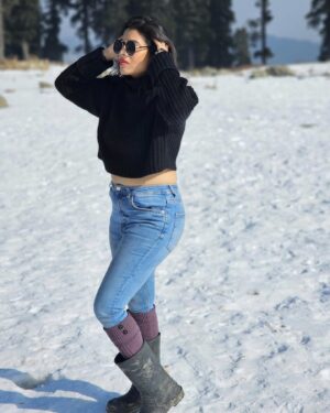Geetashree Roy Instagram - Dear Mountain,
 Nothing's gonna change my love for you.
You oughta know by now how much I love you
One thing you can be sure of
I'll never ask for more than your love.. 
  Forever Yours❤️