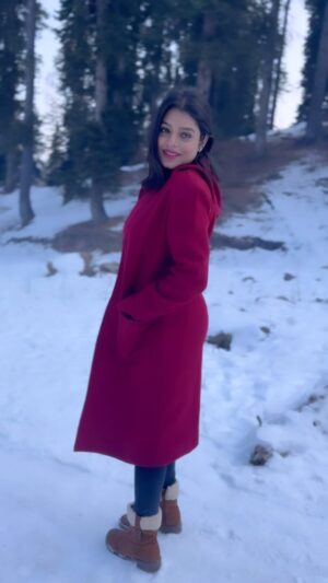 Geetashree Roy Instagram - Sab kuch mera tumhi toh ho….😍❤️😍#snow mountain.

#reels #snow #bepanhapyaarr #reelkarofeelkaro #mountains