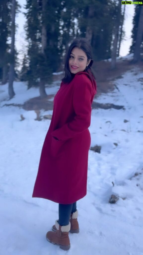 Geetashree Roy Instagram - Sab kuch mera tumhi toh ho….😍❤️😍#snow mountain. #reels #snow #bepanhapyaarr #reelkarofeelkaro #mountains