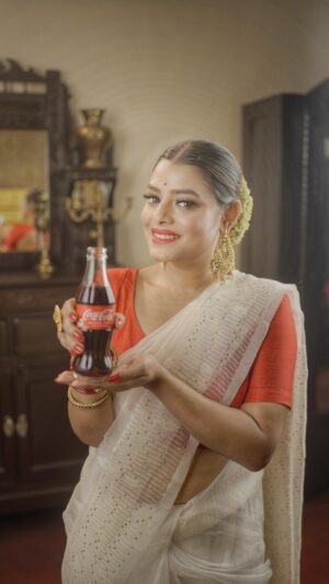 Geetashree Roy Instagram - Threads of heritage woven into every move, a dance of cultural resonance. Check out the amazing “Tati” song on @cokestudiobanglaofficial 

#Ad #CokeStudioBangla #Tati