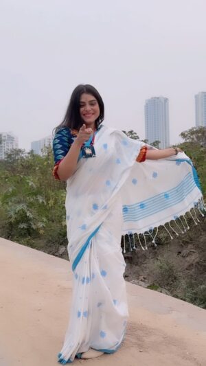 Geetashree Roy Instagram - তুমি আশেপাশে থাকলে॥ ❤️😍❤️

#reelsinstagram #saraswatipujolook❤️ #sareelove #❤️❤️ #tumiashepashethakle #reelkarofeelkaro #happiness
