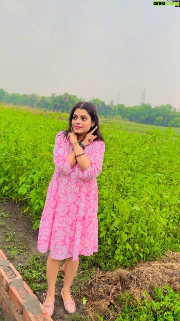 Geetashree Roy Instagram - Soak in the greenery.☘️☘️ #reelsinstagram #trendingreels #rukhisukhiroti #trending #green #greenery🌿 #dance #nature #instapost