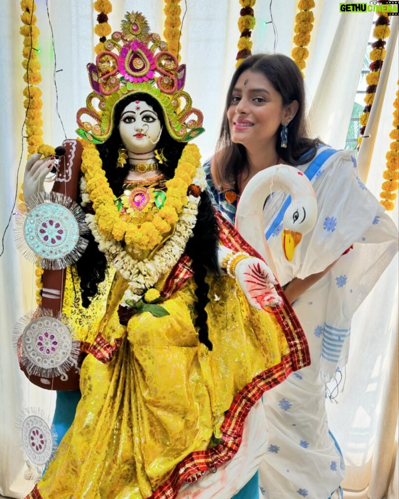 Geetashree Roy Instagram - সরস্বতী পুজোর শুভেচ্ছা ॥ বাঙালীদের প্রেমদিবস ॥ না না আজ প্রকৃত অর্থে প্রেমদিবস॥❤️🙏🏻❤️