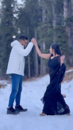 Geetashree Roy Instagram - Oh Finally I did it…🥰😍🥰 Mountain & Chiffon Saree🤪🥰

Lost in the enchanting beauty of Kashmir with @prabirdas_official by my side ❤️, feeling blessed to have this love story captured by the dream team! 😄 

@danishbhat09 as the mastermind director, @jayeshrane16 as the visionary Director of Photography, and @salvi_shraddha adding the perfect touch as the spot girl. 🙈
 
My 👗 @sampurna_dey_100 

Grateful for these friends turning our moments into cinematic magic. 💖

#KashmirLove #DreamTeam #Forever #love #friendslikefamily