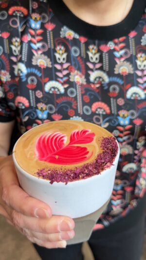 Geneviève O'Gleman Instagram - Ça fait plusieurs fois qu’on me parle du @cafechezteta ☕️

On me dit que c’est un endroit “à essayer absolument”. Que je vais adorer. Parce que c’est “juste trop bon”. 😋

J’ai profité d’une réunion dans le coin pour y aller! Et pour réaliser que la propriétaire, Mélodie Roukoz, est une collègue nutritionniste! Le monde est petit! Elle a ouvert ce petit bijou libanais avec son amoureux, Antoun Aoun. Ils ont voulu offrir un endroit où on peut siroter du café troisième vague et des plats classiques de leur enfance, dans une ambiance où on se sent comme à la maison. 🏠🥙☕️

Et c’est si réussi! Vous DEVEZ essayer les man’ouchés, les pizzas libanaises. Et la fattouche. Et le baba ghanouj, et le mouhamara, et le taboulé… bref TOUT est bon. Je me suis régalée!

Et c’est sans parler du latté à la rose… une oeuvre d’art!

Café Chez Téta 227 rue Rachel est, Montréal 📍

#bonnesadresses #montreal #visitmontreal
