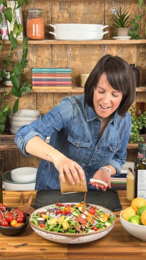 Geneviève O'Gleman Instagram - À GO, on arrête de jeter nos fonds de pots de confiture! 🍓🫐

Il n’y en a peut-être plus assez pour une toast, mais y’en a encore assez pour parfumer une vinaigrette! 

GO! 🥗🥗🥗

Genevieve xx

#antigaspi #antigaspillagealimentaire #vinaigrette #confiture #trucantigaspi