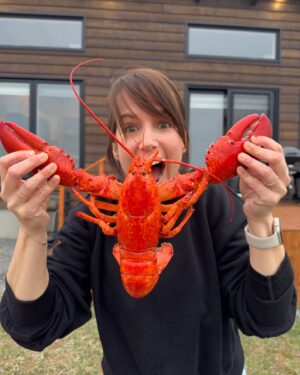 Geneviève O'Gleman Instagram - PASSION HOMARD 

En voyage en Gaspésie, ça PREND un repas de homard à un moment donné. Pas-le-choix. C’est exactement pour cette raison que j’ai décidé de me louer un chalet entre Percé et Gaspé. Mon seul but : avoir accès à une cuisine pour me préparer tout un snack! 🦞🦞🦞 

À la poissonnerie, j’ai acheté des homards déjà cuits. Je sais qu’ils seront réussis et moi, je ne dormirai pas dans un chalet qui sent le fumet! C’est pour ça aussi que je me suis installée dehors pour les décortiquer. Ensuite, avec la belle chair de homard frais, j’ai cuisiné des pâtes sautées au vin blanc et à l’échalote française. Garnies de roquette, d’un filet de jus de citron et d’un peu de fromage cheddar vieilli. UN DÉ-LI-CE

Avec un homard entier par portion, le meilleur resto de la région, c’était chez moi ce soir-là… ou plutôt aux @chaletsnautikagaspesie , mon “chez-moi” du moment! 👩🏻‍🍳🦞👌🏼

Comment aimez-vous vos homards? Nature? Avec du beurre à l’ail? Gratiné? Sur une pizza? Dans une bisque ou une chaudrée? Y’a tant de possibilités, j’ai hâte de vous lire!

Geneviève au chalet xx 🌲🏡

#roadtrip #surlaroute #gaspesie @tourismegaspesie #commandité #mangerlocal #bonjourquebec #quebecmaritime