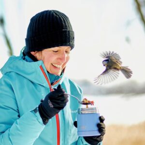 Geneviève O'Gleman Instagram - Pris en flagrant délit! 🐦

En tournage avec le @reseausepaq , une petite mésange tannante a essayé de me voler une bouchée de mon lunch!

Bien sûr, je ne l’ai pas laissée faire (faut jamais nourrir les animaux sauvages), mais je suis contente (et impressionnée!) que ma photographe @frederiquema ait réussi à immortaliser le tout! Elle a été vite sur la gâchette! 📸

Est-ce que ça vous est déjà arrivé des petits moments magiques comme ça en nature?

Racontez-moi! 🪶🤗

Geneviève

#oiseaux #oiseauxsauvages #mesange #pleinair #naturephotography