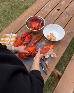 Geneviève O'Gleman Instagram - PASSION HOMARD 

En voyage en Gaspésie, ça PREND un repas de homard à un moment donné. Pas-le-choix. C’est exactement pour cette raison que j’ai décidé de me louer un chalet entre Percé et Gaspé. Mon seul but : avoir accès à une cuisine pour me préparer tout un snack! 🦞🦞🦞 

À la poissonnerie, j’ai acheté des homards déjà cuits. Je sais qu’ils seront réussis et moi, je ne dormirai pas dans un chalet qui sent le fumet! C’est pour ça aussi que je me suis installée dehors pour les décortiquer. Ensuite, avec la belle chair de homard frais, j’ai cuisiné des pâtes sautées au vin blanc et à l’échalote française. Garnies de roquette, d’un filet de jus de citron et d’un peu de fromage cheddar vieilli. UN DÉ-LI-CE

Avec un homard entier par portion, le meilleur resto de la région, c’était chez moi ce soir-là… ou plutôt aux @chaletsnautikagaspesie , mon “chez-moi” du moment! 👩🏻‍🍳🦞👌🏼

Comment aimez-vous vos homards? Nature? Avec du beurre à l’ail? Gratiné? Sur une pizza? Dans une bisque ou une chaudrée? Y’a tant de possibilités, j’ai hâte de vous lire!

Geneviève au chalet xx 🌲🏡

#roadtrip #surlaroute #gaspesie @tourismegaspesie #commandité #mangerlocal #bonjourquebec #quebecmaritime