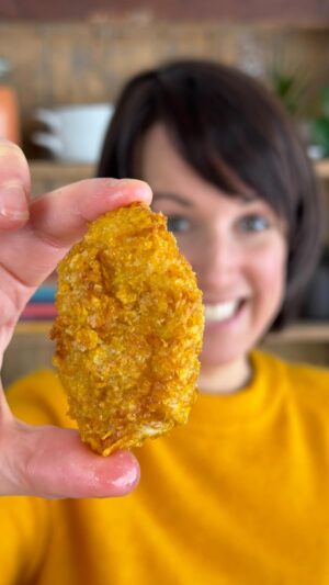 Geneviève O'Gleman Instagram - CROQUETTES DE POULET AU AIR FRYER👌🏼

Ces croquettes-là sont super croustillantes et super tendres à la fois. Vous n’allez pas en revenir!

Grâce à la friteuse à air, elles sont tellement moins grasses que les croquettes du resto. Et perso, j’en fais toujours des réserves. Je les congèle crues et je les mets encore gelées dans le air fryer! 👩🏻‍🍳

Et en passant, si vous n’avez pas de friteuse à air, c’est pas grave, ça se prépare aussi au four, c’est juste un peu plus long! 

Geneviève xx ✌🏼

@leseditionsdelhomme @leseditionsdelhomme_europe 

#croquette #croquettes #pepite #recette #airfryer