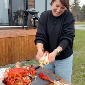 Geneviève O'Gleman Instagram - PASSION HOMARD 

En voyage en Gaspésie, ça PREND un repas de homard à un moment donné. Pas-le-choix. C’est exactement pour cette raison que j’ai décidé de me louer un chalet entre Percé et Gaspé. Mon seul but : avoir accès à une cuisine pour me préparer tout un snack! 🦞🦞🦞 

À la poissonnerie, j’ai acheté des homards déjà cuits. Je sais qu’ils seront réussis et moi, je ne dormirai pas dans un chalet qui sent le fumet! C’est pour ça aussi que je me suis installée dehors pour les décortiquer. Ensuite, avec la belle chair de homard frais, j’ai cuisiné des pâtes sautées au vin blanc et à l’échalote française. Garnies de roquette, d’un filet de jus de citron et d’un peu de fromage cheddar vieilli. UN DÉ-LI-CE

Avec un homard entier par portion, le meilleur resto de la région, c’était chez moi ce soir-là… ou plutôt aux @chaletsnautikagaspesie , mon “chez-moi” du moment! 👩🏻‍🍳🦞👌🏼

Comment aimez-vous vos homards? Nature? Avec du beurre à l’ail? Gratiné? Sur une pizza? Dans une bisque ou une chaudrée? Y’a tant de possibilités, j’ai hâte de vous lire!

Geneviève au chalet xx 🌲🏡

#roadtrip #surlaroute #gaspesie @tourismegaspesie #commandité #mangerlocal #bonjourquebec #quebecmaritime