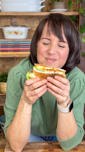 Geneviève O'Gleman Instagram - Au lieu de faire le classique sandwich BLT, je vous montre comment faire un sandwich TLT :  Tempeh-Laitue-Tomate! 🥪

Vous allez voir, c’est vraiment pas compliqué à préparer et ça vous donne une façon de plus de manger végé sans vous priver. 

La recette est dans mon livre Presque végé (lien dans ma bio) 🥬🥪🍅

Êtes-vous game de l’essayer ?

Geneviève 😋

@leseditionsdelhomme 
@leseditionsdelhomme_europe