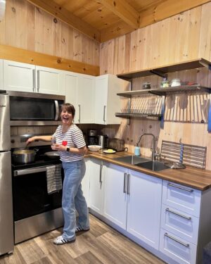 Geneviève O'Gleman Instagram - PASSION HOMARD 

En voyage en Gaspésie, ça PREND un repas de homard à un moment donné. Pas-le-choix. C’est exactement pour cette raison que j’ai décidé de me louer un chalet entre Percé et Gaspé. Mon seul but : avoir accès à une cuisine pour me préparer tout un snack! 🦞🦞🦞 

À la poissonnerie, j’ai acheté des homards déjà cuits. Je sais qu’ils seront réussis et moi, je ne dormirai pas dans un chalet qui sent le fumet! C’est pour ça aussi que je me suis installée dehors pour les décortiquer. Ensuite, avec la belle chair de homard frais, j’ai cuisiné des pâtes sautées au vin blanc et à l’échalote française. Garnies de roquette, d’un filet de jus de citron et d’un peu de fromage cheddar vieilli. UN DÉ-LI-CE

Avec un homard entier par portion, le meilleur resto de la région, c’était chez moi ce soir-là… ou plutôt aux @chaletsnautikagaspesie , mon “chez-moi” du moment! 👩🏻‍🍳🦞👌🏼

Comment aimez-vous vos homards? Nature? Avec du beurre à l’ail? Gratiné? Sur une pizza? Dans une bisque ou une chaudrée? Y’a tant de possibilités, j’ai hâte de vous lire!

Geneviève au chalet xx 🌲🏡

#roadtrip #surlaroute #gaspesie @tourismegaspesie #commandité #mangerlocal #bonjourquebec #quebecmaritime