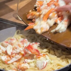 Geneviève O'Gleman Instagram - PASSION HOMARD 

En voyage en Gaspésie, ça PREND un repas de homard à un moment donné. Pas-le-choix. C’est exactement pour cette raison que j’ai décidé de me louer un chalet entre Percé et Gaspé. Mon seul but : avoir accès à une cuisine pour me préparer tout un snack! 🦞🦞🦞 

À la poissonnerie, j’ai acheté des homards déjà cuits. Je sais qu’ils seront réussis et moi, je ne dormirai pas dans un chalet qui sent le fumet! C’est pour ça aussi que je me suis installée dehors pour les décortiquer. Ensuite, avec la belle chair de homard frais, j’ai cuisiné des pâtes sautées au vin blanc et à l’échalote française. Garnies de roquette, d’un filet de jus de citron et d’un peu de fromage cheddar vieilli. UN DÉ-LI-CE

Avec un homard entier par portion, le meilleur resto de la région, c’était chez moi ce soir-là… ou plutôt aux @chaletsnautikagaspesie , mon “chez-moi” du moment! 👩🏻‍🍳🦞👌🏼

Comment aimez-vous vos homards? Nature? Avec du beurre à l’ail? Gratiné? Sur une pizza? Dans une bisque ou une chaudrée? Y’a tant de possibilités, j’ai hâte de vous lire!

Geneviève au chalet xx 🌲🏡

#roadtrip #surlaroute #gaspesie @tourismegaspesie #commandité #mangerlocal #bonjourquebec #quebecmaritime