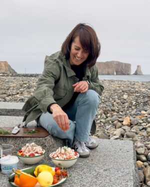 Geneviève O'Gleman Instagram - UN PIQUE-NIQUE devant le ROCHER PERCÉ

Pour voyager à petit prix, j’aime bien improviser des pique-niques ici et là entre deux arrêts au resto. Rien de compliqué, je prends ce qu’il y a de beau et de bon dans les commerces de la région et je twist un repas sans fla-fla. Cette fois, je me suis laissée charmer par le Rocher Percé! #tablewithaview 🤩

Un petit arrêt à la poissonnerie pour des crevettes nordiques, un arrêt à l’épicerie pour quelques légumes et hop! Une salade aux crevettes avec du fromage frais, un peu d’aneth, un filet d’huile et du jus de citron. Si simple et siiiii bon! 

Des fois, on a tendance à voir les piques-niques comme des gros projets compliqués. Faut pas se laisser intimider par Pinterest! Ça peut être simple-simple-simple si on veut! De bons produits, un beau spot, et de la bonne compagnie! 🧀🥒🍅🥗🦐

Et pour tout ça, en Gaspésie, j’ai été bien servie!

Geneviève la gourmande xx ✌🏼

#roadtrip #surlaroute #gaspesie @tourismegaspesie #commandité #mangerlocal #bonjourquebec #quebecmaritime