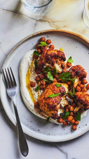 Geneviève O'Gleman Instagram - Vous recevez et vous voulez impressionner vos invités? 😉

J’ai le plat PAR-FAIT! Du chou-fleur grillé au paprika fumé!

Je vous explique comment le préparer. 👩🏻‍🍳

C’est à la fois chic, et vraiment pas compliqué! La recette est dans mon livre Presque végé (cliquez sur le lien dans ma bio pour vous le procurer!)

Geneviève xx 😋🍴

#choufleur #vegetarien #recettesimple #recetterapide #vege 

@leseditionsdelhomme 
@leseditionsdelhomme_europe