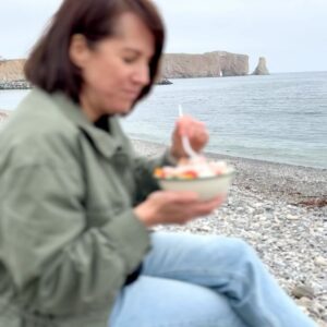 Geneviève O'Gleman Instagram - UN PIQUE-NIQUE devant le ROCHER PERCÉ

Pour voyager à petit prix, j’aime bien improviser des pique-niques ici et là entre deux arrêts au resto. Rien de compliqué, je prends ce qu’il y a de beau et de bon dans les commerces de la région et je twist un repas sans fla-fla. Cette fois, je me suis laissée charmer par le Rocher Percé! #tablewithaview 🤩

Un petit arrêt à la poissonnerie pour des crevettes nordiques, un arrêt à l’épicerie pour quelques légumes et hop! Une salade aux crevettes avec du fromage frais, un peu d’aneth, un filet d’huile et du jus de citron. Si simple et siiiii bon! 

Des fois, on a tendance à voir les piques-niques comme des gros projets compliqués. Faut pas se laisser intimider par Pinterest! Ça peut être simple-simple-simple si on veut! De bons produits, un beau spot, et de la bonne compagnie! 🧀🥒🍅🥗🦐

Et pour tout ça, en Gaspésie, j’ai été bien servie!

Geneviève la gourmande xx ✌🏼

#roadtrip #surlaroute #gaspesie @tourismegaspesie #commandité #mangerlocal #bonjourquebec #quebecmaritime