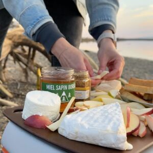 Geneviève O'Gleman Instagram - PRENDRE L’APÉRO SUR LE BORD DE L’EAU EN GASPÉSIE 🌅

On m’a vanté les couchers de soleil dans la Baie-des-Chaleurs. Pour en profiter, j’ai décidé de faire un petit apéro à la bonne franquette à la Pointe Taylor à New Richmond. 

OMG! J’ai eu droit à tout un spectacle! 🤩🤩🤩 Allez voir la dernière photo!

En road trip, j’apporte toujours avec moi une petite glacière pour faire le plein de provisions en chemin, mon brûleur de camping et une petite base de vaisselle : mes couteaux, ma planche à découper, un poêlon... tout ça rentre facilement dans un petit sac! En voyage, j’adore alterner entre les soupers au resto et les petites bouffes improvisées dans des lieux qui m’ont charmés.

Pour mon apéro, j’ai décidé de cuisiner des tartines à la gaspésienne. J’ai fait dorer du pain 🍞 de @lamieveritable à la poêle dans un peu de beurre, et j’ai garni mes tartines de plein de bons produits de la région : 

- 🧀 Les fromages de la Fromagerie Du Littoral
- 🐟 Le saumon fumé et le maquereau fumé de @atkinsetfreres 
- 🍯 Le miel sapin boréal et la moutarde à l’ancienne de @hydromelvieuxmoulin 

Le tout accompagné d’un surprenant hydromel 🐝 de @hydromelvieuxmoulin , on s’est régalé pas à peu près!

Sur une échelle de 1 à 10, à quel point vous aimez ça les apéros ?

Moi? Un 100/10!! 😉

Geneviève sur la route xx 

#roadtrip #surlaroute #gaspesie @tourismegaspesie #commandité #mangerlocal #bonjourquebec #quebecmaritime
