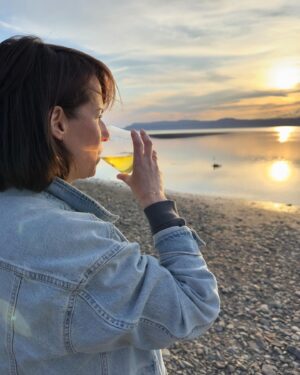 Geneviève O'Gleman Instagram - PRENDRE L’APÉRO SUR LE BORD DE L’EAU EN GASPÉSIE 🌅

On m’a vanté les couchers de soleil dans la Baie-des-Chaleurs. Pour en profiter, j’ai décidé de faire un petit apéro à la bonne franquette à la Pointe Taylor à New Richmond. 

OMG! J’ai eu droit à tout un spectacle! 🤩🤩🤩 Allez voir la dernière photo!

En road trip, j’apporte toujours avec moi une petite glacière pour faire le plein de provisions en chemin, mon brûleur de camping et une petite base de vaisselle : mes couteaux, ma planche à découper, un poêlon... tout ça rentre facilement dans un petit sac! En voyage, j’adore alterner entre les soupers au resto et les petites bouffes improvisées dans des lieux qui m’ont charmés.

Pour mon apéro, j’ai décidé de cuisiner des tartines à la gaspésienne. J’ai fait dorer du pain 🍞 de @lamieveritable à la poêle dans un peu de beurre, et j’ai garni mes tartines de plein de bons produits de la région : 

- 🧀 Les fromages de la Fromagerie Du Littoral
- 🐟 Le saumon fumé et le maquereau fumé de @atkinsetfreres 
- 🍯 Le miel sapin boréal et la moutarde à l’ancienne de @hydromelvieuxmoulin 

Le tout accompagné d’un surprenant hydromel 🐝 de @hydromelvieuxmoulin , on s’est régalé pas à peu près!

Sur une échelle de 1 à 10, à quel point vous aimez ça les apéros ?

Moi? Un 100/10!! 😉

Geneviève sur la route xx 

#roadtrip #surlaroute #gaspesie @tourismegaspesie #commandité #mangerlocal #bonjourquebec #quebecmaritime