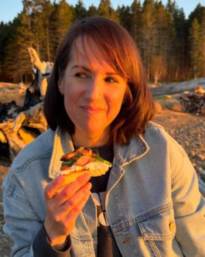 Geneviève O'Gleman Instagram - PRENDRE L’APÉRO SUR LE BORD DE L’EAU EN GASPÉSIE 🌅

On m’a vanté les couchers de soleil dans la Baie-des-Chaleurs. Pour en profiter, j’ai décidé de faire un petit apéro à la bonne franquette à la Pointe Taylor à New Richmond. 

OMG! J’ai eu droit à tout un spectacle! 🤩🤩🤩 Allez voir la dernière photo!

En road trip, j’apporte toujours avec moi une petite glacière pour faire le plein de provisions en chemin, mon brûleur de camping et une petite base de vaisselle : mes couteaux, ma planche à découper, un poêlon... tout ça rentre facilement dans un petit sac! En voyage, j’adore alterner entre les soupers au resto et les petites bouffes improvisées dans des lieux qui m’ont charmés.

Pour mon apéro, j’ai décidé de cuisiner des tartines à la gaspésienne. J’ai fait dorer du pain 🍞 de @lamieveritable à la poêle dans un peu de beurre, et j’ai garni mes tartines de plein de bons produits de la région : 

- 🧀 Les fromages de la Fromagerie Du Littoral
- 🐟 Le saumon fumé et le maquereau fumé de @atkinsetfreres 
- 🍯 Le miel sapin boréal et la moutarde à l’ancienne de @hydromelvieuxmoulin 

Le tout accompagné d’un surprenant hydromel 🐝 de @hydromelvieuxmoulin , on s’est régalé pas à peu près!

Sur une échelle de 1 à 10, à quel point vous aimez ça les apéros ?

Moi? Un 100/10!! 😉

Geneviève sur la route xx 

#roadtrip #surlaroute #gaspesie @tourismegaspesie #commandité #mangerlocal #bonjourquebec #quebecmaritime