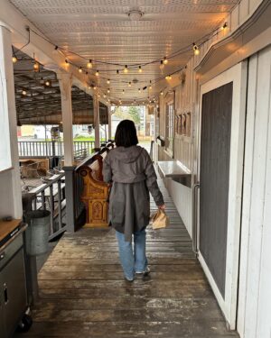 Geneviève O'Gleman Instagram - PAUSE GOURMANDE AU BAS SAINT-LAURENT

📍3 bonnes adresses à Kamouraska
Pour briser la route entre Montréal et la Gaspésie

On s’entend, y’a tout plein de choses à faire dans le Bas Saint-Laurent, c’est une destination en soi. Mais comme cette fois j’étais un peu pressée, j’ai décidé de faire d’une pierre trois coups en m’arrêtant au joli village de Kamouraska pour me dégourdir les jambes (et me remplir la panse). 

🍟La Cantine Grand’Ourse - Les frites sont trop parfaites! Choisissez la mayo aux herbes salées du bas du fleuve. Dans un road trip, ça me prend toujours une frite à grignoter à un moment donné. @grandoursekamouraska - 53, avenue Morel, Kamouraska

☕️Le café Chez Casgrain - Pour un bon café (ou un thé pour moi 🙋🏻‍♀️). Je me suis aussi laissé tenter par le sandwich végépâté et betteraves marinées, qui était siiiii bon. @chezcasgrain - 65 D, avenue Morel, Kamouraska

🍫Chocolaterie La fée gourmande - Pour une crème glacée, ou pour ma part, un bon scone chocolaté. J’en ai profité pour acheter des petits chocolats pour rapporter à mes amours à la maison. @feegourmande - 98, avenue Morel, Kamouraska

Ces trois adresses sont vraiment proches l’une de l’autre, c’est ce qu’on appelle un arrêt optimisé avant de reprendre la route ! C’est clair que ça me donne envie d’y retourner et d’y passer plus de temps! 

Quels sont vos incontournables côté bouffe, resto, cafés, artisans dans le Bas Saint-Laurent? 

Ça se pourrait que ça influence mon choix de vacances pour cet été!

Geneviève xx

#briserlaroute #BSLprendreletemps #BasSaintLaurent

@bassaintlaurent #partenariat