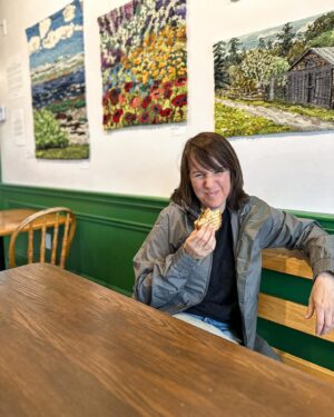 Geneviève O'Gleman Instagram - PAUSE GOURMANDE AU BAS SAINT-LAURENT

📍3 bonnes adresses à Kamouraska
Pour briser la route entre Montréal et la Gaspésie

On s’entend, y’a tout plein de choses à faire dans le Bas Saint-Laurent, c’est une destination en soi. Mais comme cette fois j’étais un peu pressée, j’ai décidé de faire d’une pierre trois coups en m’arrêtant au joli village de Kamouraska pour me dégourdir les jambes (et me remplir la panse). 

🍟La Cantine Grand’Ourse - Les frites sont trop parfaites! Choisissez la mayo aux herbes salées du bas du fleuve. Dans un road trip, ça me prend toujours une frite à grignoter à un moment donné. @grandoursekamouraska - 53, avenue Morel, Kamouraska

☕️Le café Chez Casgrain - Pour un bon café (ou un thé pour moi 🙋🏻‍♀️). Je me suis aussi laissé tenter par le sandwich végépâté et betteraves marinées, qui était siiiii bon. @chezcasgrain - 65 D, avenue Morel, Kamouraska

🍫Chocolaterie La fée gourmande - Pour une crème glacée, ou pour ma part, un bon scone chocolaté. J’en ai profité pour acheter des petits chocolats pour rapporter à mes amours à la maison. @feegourmande - 98, avenue Morel, Kamouraska

Ces trois adresses sont vraiment proches l’une de l’autre, c’est ce qu’on appelle un arrêt optimisé avant de reprendre la route ! C’est clair que ça me donne envie d’y retourner et d’y passer plus de temps! 

Quels sont vos incontournables côté bouffe, resto, cafés, artisans dans le Bas Saint-Laurent? 

Ça se pourrait que ça influence mon choix de vacances pour cet été!

Geneviève xx

#briserlaroute #BSLprendreletemps #BasSaintLaurent

@bassaintlaurent #partenariat