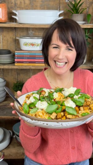 Geneviève O'Gleman Instagram - « J’AI FAIM! J’EN VEUX TOUT DE SUITE! »🍅🍴

Voici la réaction que mon équipe a eue quand elle a vu cette vidéo.

Un bon plat de pâtes gourmandes qui met en vedette du tofu québécois, celui de mes amis de Sojà d’ici! 👋🏼

La recette est dans mon livre Presque végé, mais je vous le confirme, cette recette est complètement végé, et elle est vraiment pas compliquée à préparer!

Geneviève ✨

@leseditionsdelhomme_europe @leseditionsdelhomme 

#tofu #pates #vegetarien #recettevegetarienne #recetterapide