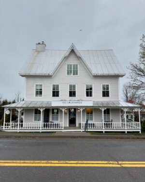 Geneviève O'Gleman Instagram - PAUSE GOURMANDE AU BAS SAINT-LAURENT

📍3 bonnes adresses à Kamouraska
Pour briser la route entre Montréal et la Gaspésie

On s’entend, y’a tout plein de choses à faire dans le Bas Saint-Laurent, c’est une destination en soi. Mais comme cette fois j’étais un peu pressée, j’ai décidé de faire d’une pierre trois coups en m’arrêtant au joli village de Kamouraska pour me dégourdir les jambes (et me remplir la panse). 

🍟La Cantine Grand’Ourse - Les frites sont trop parfaites! Choisissez la mayo aux herbes salées du bas du fleuve. Dans un road trip, ça me prend toujours une frite à grignoter à un moment donné. @grandoursekamouraska - 53, avenue Morel, Kamouraska

☕️Le café Chez Casgrain - Pour un bon café (ou un thé pour moi 🙋🏻‍♀️). Je me suis aussi laissé tenter par le sandwich végépâté et betteraves marinées, qui était siiiii bon. @chezcasgrain - 65 D, avenue Morel, Kamouraska

🍫Chocolaterie La fée gourmande - Pour une crème glacée, ou pour ma part, un bon scone chocolaté. J’en ai profité pour acheter des petits chocolats pour rapporter à mes amours à la maison. @feegourmande - 98, avenue Morel, Kamouraska

Ces trois adresses sont vraiment proches l’une de l’autre, c’est ce qu’on appelle un arrêt optimisé avant de reprendre la route ! C’est clair que ça me donne envie d’y retourner et d’y passer plus de temps! 

Quels sont vos incontournables côté bouffe, resto, cafés, artisans dans le Bas Saint-Laurent? 

Ça se pourrait que ça influence mon choix de vacances pour cet été!

Geneviève xx

#briserlaroute #BSLprendreletemps #BasSaintLaurent

@bassaintlaurent #partenariat