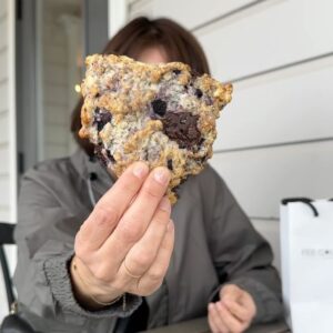 Geneviève O'Gleman Instagram - PAUSE GOURMANDE AU BAS SAINT-LAURENT

📍3 bonnes adresses à Kamouraska
Pour briser la route entre Montréal et la Gaspésie

On s’entend, y’a tout plein de choses à faire dans le Bas Saint-Laurent, c’est une destination en soi. Mais comme cette fois j’étais un peu pressée, j’ai décidé de faire d’une pierre trois coups en m’arrêtant au joli village de Kamouraska pour me dégourdir les jambes (et me remplir la panse). 

🍟La Cantine Grand’Ourse - Les frites sont trop parfaites! Choisissez la mayo aux herbes salées du bas du fleuve. Dans un road trip, ça me prend toujours une frite à grignoter à un moment donné. @grandoursekamouraska - 53, avenue Morel, Kamouraska

☕️Le café Chez Casgrain - Pour un bon café (ou un thé pour moi 🙋🏻‍♀️). Je me suis aussi laissé tenter par le sandwich végépâté et betteraves marinées, qui était siiiii bon. @chezcasgrain - 65 D, avenue Morel, Kamouraska

🍫Chocolaterie La fée gourmande - Pour une crème glacée, ou pour ma part, un bon scone chocolaté. J’en ai profité pour acheter des petits chocolats pour rapporter à mes amours à la maison. @feegourmande - 98, avenue Morel, Kamouraska

Ces trois adresses sont vraiment proches l’une de l’autre, c’est ce qu’on appelle un arrêt optimisé avant de reprendre la route ! C’est clair que ça me donne envie d’y retourner et d’y passer plus de temps! 

Quels sont vos incontournables côté bouffe, resto, cafés, artisans dans le Bas Saint-Laurent? 

Ça se pourrait que ça influence mon choix de vacances pour cet été!

Geneviève xx

#briserlaroute #BSLprendreletemps #BasSaintLaurent

@bassaintlaurent #partenariat