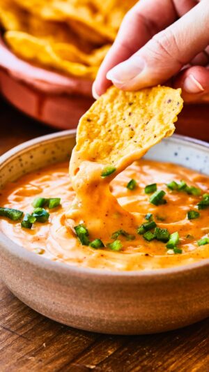 Geneviève O'Gleman Instagram - Nachos con queso pour une soirée mollo mollo ! 

La recette est dans mon livre Fast-food Santé… et vous allez voir, c’est vraiment facile à préparer 🧀💃

Genevieve xx

#nachos #NachosConQueso #nachocheesesauce #nachoslover