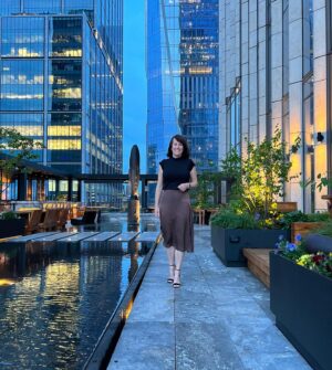 Geneviève O'Gleman Instagram - En ce qui me concerne, c’est le plus beau rooftop de Manhattan. Ok je suis loin de les avoir tous essayés… mais je peux vous assurer que celui-là était wow!!! 🤩 @electriclemonnyc