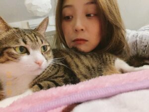 Genie Chuo Instagram - 每次趁她睡覺吸她～
她就會出現厭世臉～
好喜歡😍😍