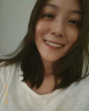Genie Chuo Instagram - 感冒看醫生
遇見可愛的小夫妻
他們看了螢幕上顯示病患姓氏
卓00
就一起討論知道姓卓的有誰
就在這個時候 我聽到自己的名字
我差點蛤的叫出來，以為誰叫我
才發現是我旁邊的情侶
講完之後他們一起笑了
然後不知為何又再叫了我一次名字
我趁男生去喝水吃藥時
問了女生
：不好意思 你們為何會一直提到卓文萱
女孩一頭霧水的我：怎麼了嗎？
我說：因為我叫卓文萱
女孩確認了我的眼神
害羞的說：啊～～～真的嗎？！不好意思
我說沒事啦～我只是好奇☺️
女孩就告訴了我上面的原因
在我轉身領藥時
女孩興奮的告訴男孩 
她是卓文萱
然後我們三個相視而笑
最後 我們在離開診所前
互道再見
彼此祝福早日康復

謝謝你們～
讓我的看診很有趣

早日康復
我們🫶