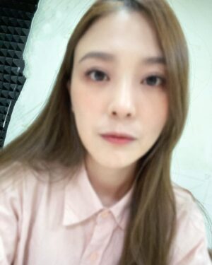 Genie Chuo Instagram - 大部分的人們都只想看自己想看的
都想認為自己認為的
然後再毫無保留的表態，宣洩⋯
有誰能夠真正釐清事件的原委？！
很少吧？！
無法每件事情都一一解釋
哪就做好自己的本分
模糊真的也沒關係
知道自己的雛形就好
🤍