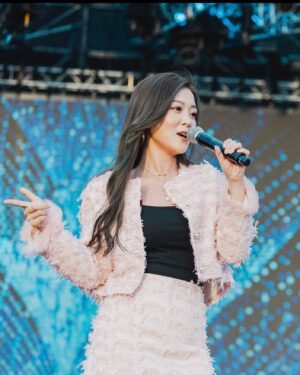 Genie Chuo Instagram - 好久沒到高雄演出了
這次回歸歌手身份
在台上玩的很開心
也遇見了許久未見的朋友
還有台下可愛的你們
謝謝妳們的熱情，給予我最熱烈的回饋
高雄就是熱情，天氣也炸裂的好
還以為是涼涼的天氣
沒想到已經是夏天了
現場的歌手真的是冬天vs夏天的組合啊😄
期待下一次的到來
#高雄櫻花季 
謝謝 @beerrockfest  @7eleventw  @c2cbuy.official 
還有所有前前後後的工作人員
大家都辛苦啦～🩷
👗： @a540023