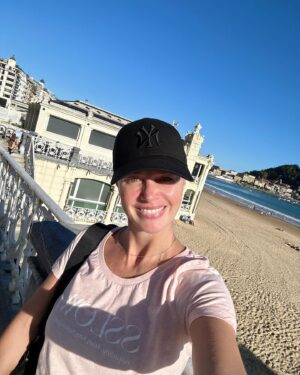 Genoveva Casanova Instagram - El veranillo en San Sebastián es una belleza! Aquí saliendo de mi sesión de rehabilitación en la Concha 💪🏻💪🏻 ☀️ 🏖️