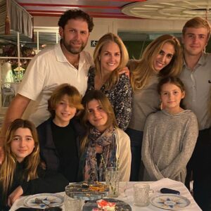 Genoveva Casanova Instagram - Se acaban de ir y ya siento un vacío enorme.  Gracias por estos días maravillosos de amor y absoluta dicha.  La felicidad de ser una familia no se compara con nada.  Jamás sabré cómo agradecerle a Dios la suerte de tenerlos.  Vuelvan pronto por favor. 🥰