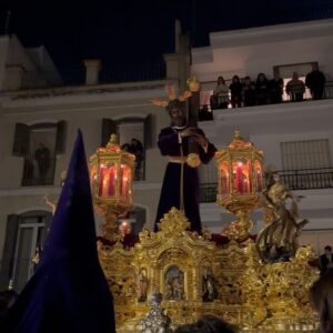 Genoveva Casanova Instagram - Luis, Amina y Cayetano cumpliendo la tradición familiar. Una noche inolvidable con nuestros hermanos de #losgitanossevilla . Agradecida por poder volver a vivir esta tradición tan nuestra desde dentro, como siempre, como hace años. 🙏🏻

#semanasantasevilla #semanasanta #procesión #procesiones #cristodelosgitanos #tradicion #tradiciones