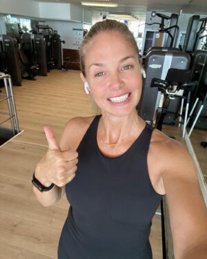 Genoveva Casanova Instagram - Dando pasos en mi rehabilitación! Ya me dieron permiso de volver a mi gimnasio @laperladonosti a hacer algunos ejercicios muy suaves… así que ahí vamos!! 🙏🏻🙏🏻💪🏻💪🏻 #agradecida