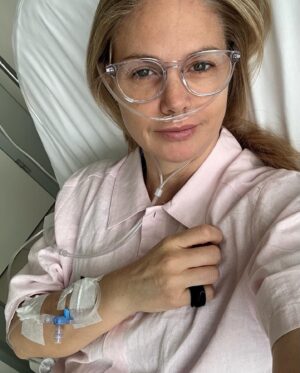Genoveva Casanova Instagram - 2 fotos…  una del día 21, al día siguiente de ser ingresada en el hospital por un tomboembolismo pulmonar que me causó un infarto pulmonar, un derrame y daño en uno de los ventrículos del corazón…. y otra de esta mañana, saliendo a caminar al Retiro, 15 días después, ya en proceso de una larga recuperación. 

No puedo expresar lo agradecida que estoy por tener la oportunidad de seguir aquí y de disfrutar de mis seres queridos un tiempo más. 🙏🏻🙏🏻
A mis doctores y el equipo médico que me atendió, MIL GRACIAS!! 🙏🏻🙏🏻🙏🏻
A todos los que me han enviado mensajes de cariño y apoyo…  también muchísimas gracias! 🥰🙏🏻

COVID o no… (no estamos seguros de que esa haya sido la causa) he comprobado lo importante que es hacerse una analítica profunda y ver cómo estamos, por si las dudas… así podemos prevenir problemas importantes. En mi caso habrían sido los Dimeros D, que reflejan la coagulación de la sangre.
También he comprobado la importancia de llevar una vida sana, con una buena alimentación y ejercicio.  Créanme. SI hace la diferencia. 
Y SOBRE TODO, ha sido un buen recordatorio de la importancia  de enfocar la vida en hacer felices a la gente que nos quiere.  Eso es lo único importante en esta vida! No debemos desperdiciar ni un día! CADA UNO es un regalo. 🙏🏻🙏🏻🙏🏻

“Enjoy life. It’s NOT a rehearsal.”