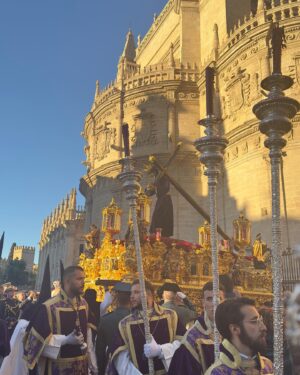Genoveva Casanova Instagram - Luis, Amina y Cayetano cumpliendo la tradición familiar. Una noche inolvidable con nuestros hermanos de #losgitanossevilla . Agradecida por poder volver a vivir esta tradición tan nuestra desde dentro, como siempre, como hace años. 🙏🏻

#semanasantasevilla #semanasanta #procesión #procesiones #cristodelosgitanos #tradicion #tradiciones
