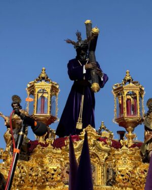 Genoveva Casanova Instagram - Luis, Amina y Cayetano cumpliendo la tradición familiar. Una noche inolvidable con nuestros hermanos de #losgitanossevilla . Agradecida por poder volver a vivir esta tradición tan nuestra desde dentro, como siempre, como hace años. 🙏🏻

#semanasantasevilla #semanasanta #procesión #procesiones #cristodelosgitanos #tradicion #tradiciones