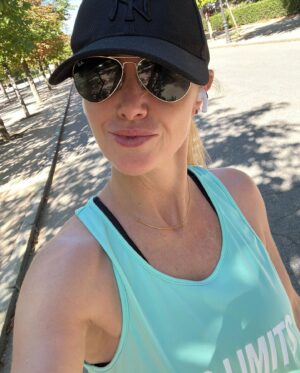 Genoveva Casanova Instagram - 2 fotos…  una del día 21, al día siguiente de ser ingresada en el hospital por un tomboembolismo pulmonar que me causó un infarto pulmonar, un derrame y daño en uno de los ventrículos del corazón…. y otra de esta mañana, saliendo a caminar al Retiro, 15 días después, ya en proceso de una larga recuperación. 

No puedo expresar lo agradecida que estoy por tener la oportunidad de seguir aquí y de disfrutar de mis seres queridos un tiempo más. 🙏🏻🙏🏻
A mis doctores y el equipo médico que me atendió, MIL GRACIAS!! 🙏🏻🙏🏻🙏🏻
A todos los que me han enviado mensajes de cariño y apoyo…  también muchísimas gracias! 🥰🙏🏻

COVID o no… (no estamos seguros de que esa haya sido la causa) he comprobado lo importante que es hacerse una analítica profunda y ver cómo estamos, por si las dudas… así podemos prevenir problemas importantes. En mi caso habrían sido los Dimeros D, que reflejan la coagulación de la sangre.
También he comprobado la importancia de llevar una vida sana, con una buena alimentación y ejercicio.  Créanme. SI hace la diferencia. 
Y SOBRE TODO, ha sido un buen recordatorio de la importancia  de enfocar la vida en hacer felices a la gente que nos quiere.  Eso es lo único importante en esta vida! No debemos desperdiciar ni un día! CADA UNO es un regalo. 🙏🏻🙏🏻🙏🏻

“Enjoy life. It’s NOT a rehearsal.”