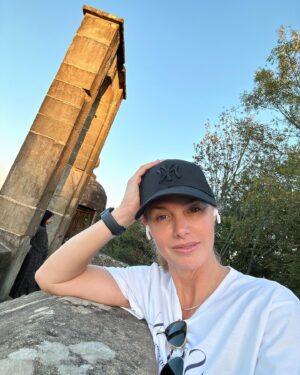 Genoveva Casanova Instagram - Me costó, pero mis pulmoncitos ya me dejaron subir hasta la cima del Monte Urgull!! 👏🏻👏🏻🏆
